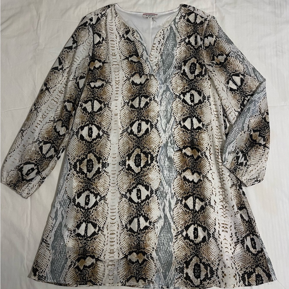 ANDREE BY UNIT Animal Print V-Neck Blouse
